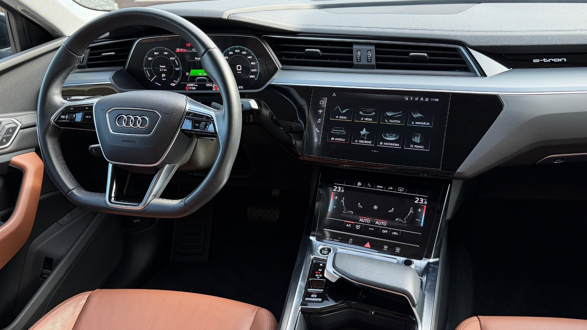 Audi E-tron 55 quattro S line — foto 24