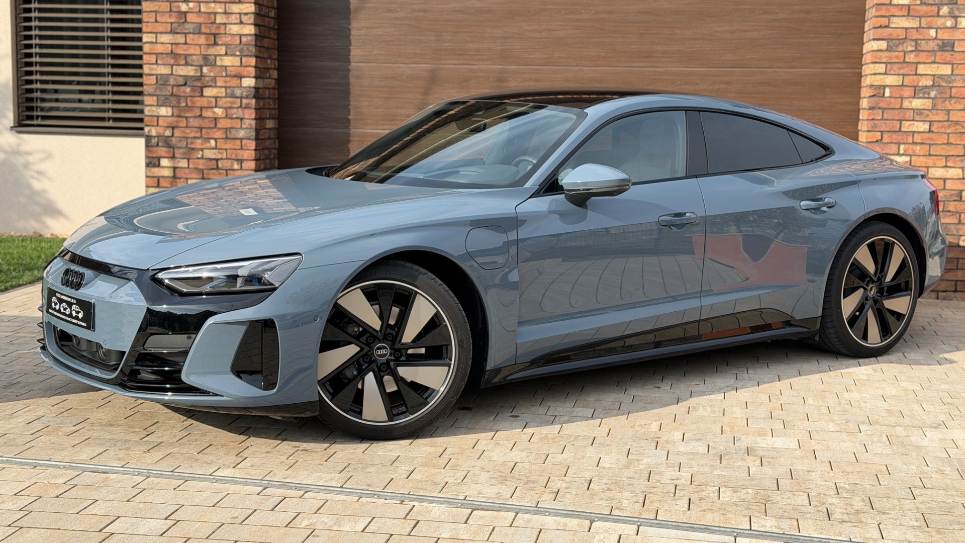 Audi E-tron GT — foto 8