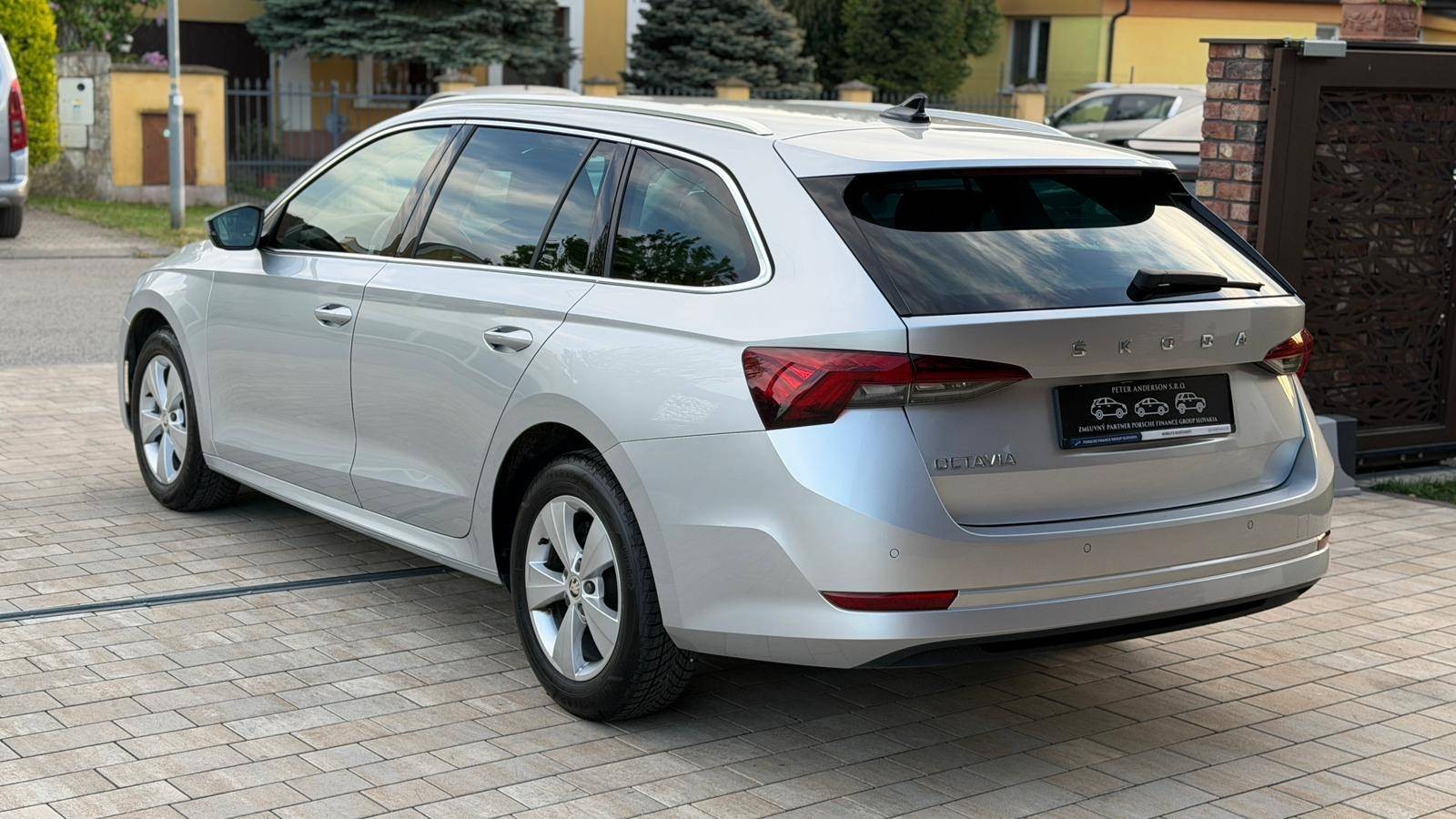 Škoda Octavia Combi 2.0 TDI SCR Style DSG — foto 10